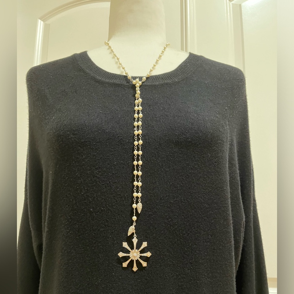 Simulated Pearl Lariat Necklace w crystal embedded Snowflake Pendant